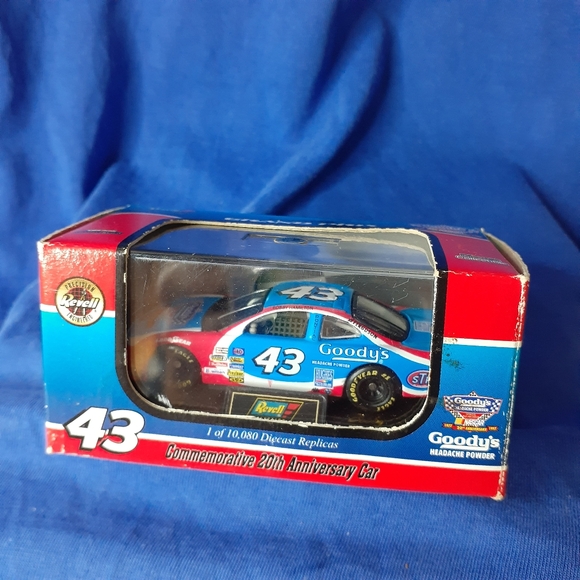 Nascar 1997 Revell Bobby Hamilton #43 STP Goody's Headache $12.50 🇨🇦 Shipping - Picture 11 of 16